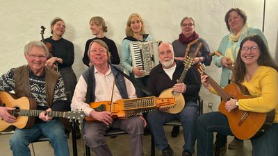 Folkmusik – vielsaitig und vielfältig - Die Möllner Folkband & Fritz Hermann spielen auf